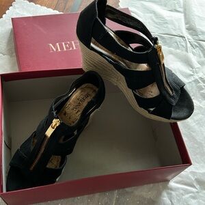 Black & tan, size 7.